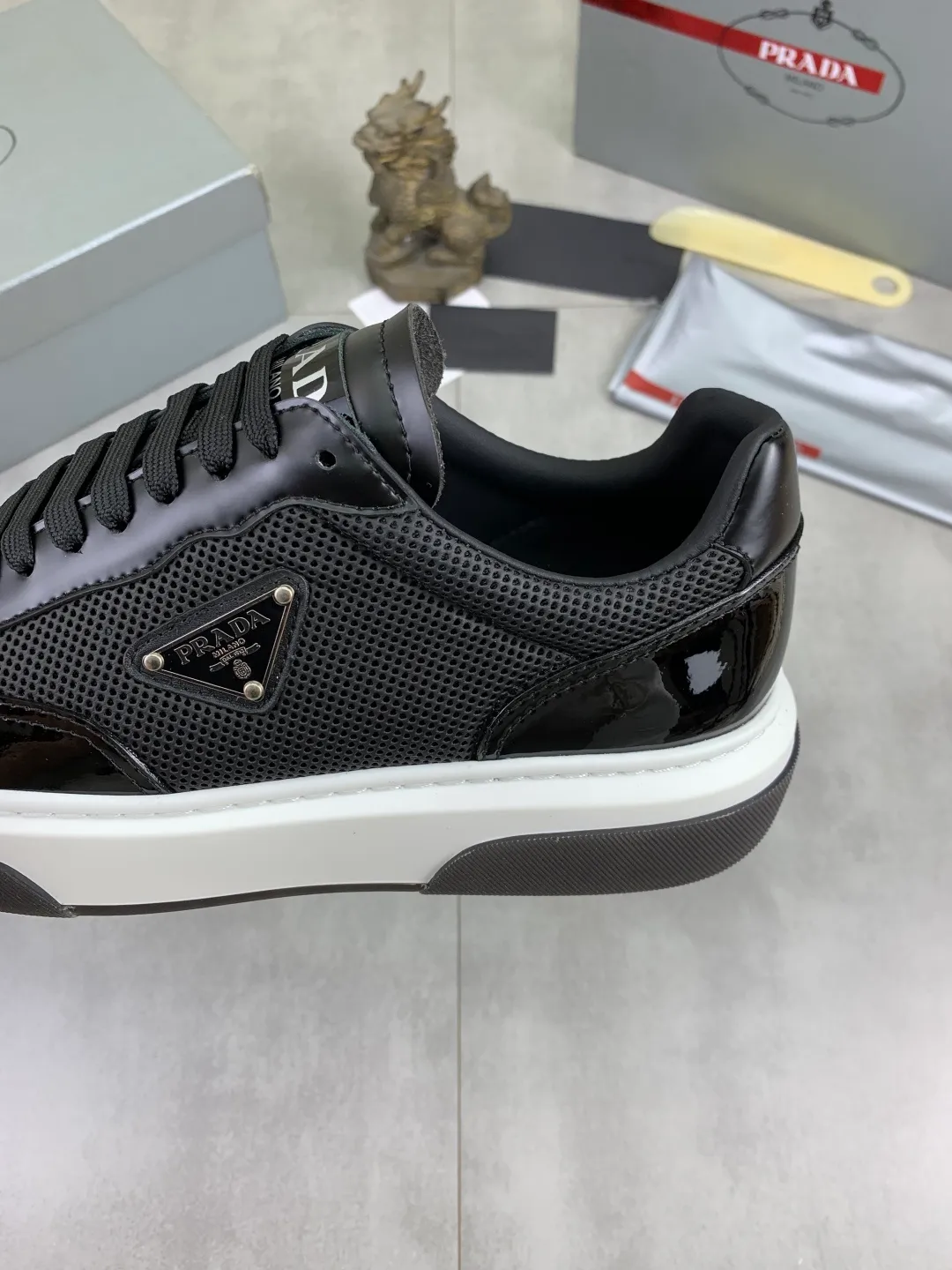 Men's Men's Shoes 💰P600 💰【New Style】 The latest model of high-quality PRADA classic men's shoes has been launched on the official website at 1:1, synchronized in Hong Kong, and on the same catwalk; all made of calfskin➕imported cowhide lining, 🍡🍡original rubber outsole, non-slip and wear-resistant; comfortable on the feet, attractive style, fine workmanship, and simple and neat shoe lasts, showing the courage and toughness of men, 👍Size: 39-44 (45 can be customized) black White color🉑️choose